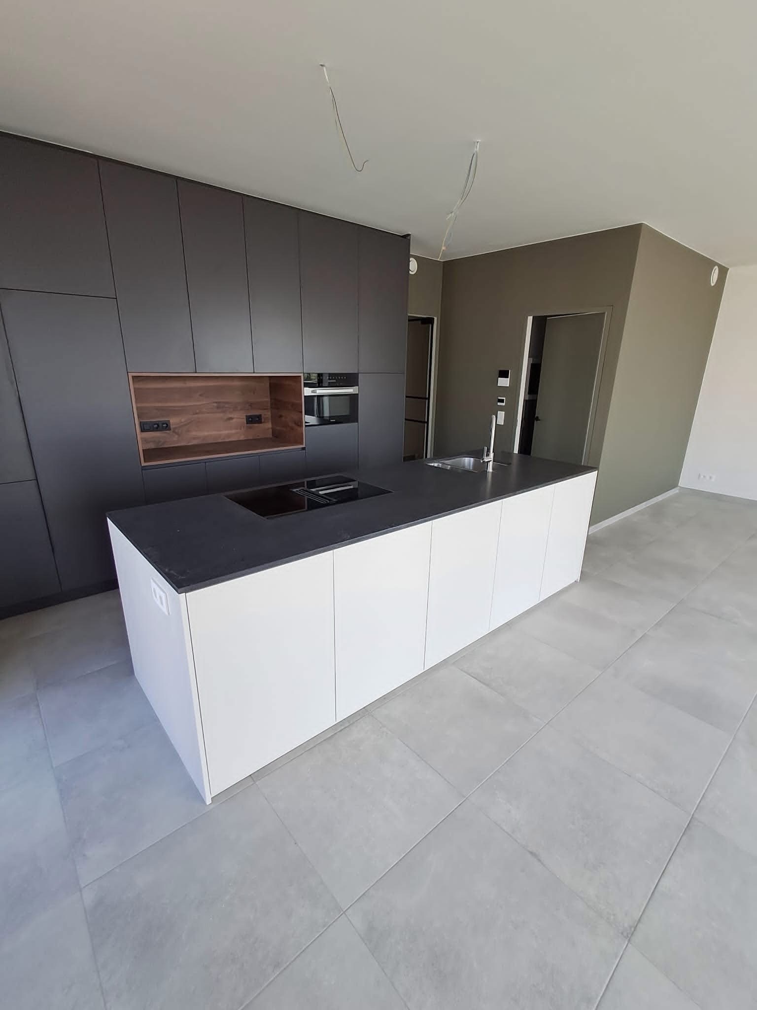 Keuken met eiland en tegelvloer